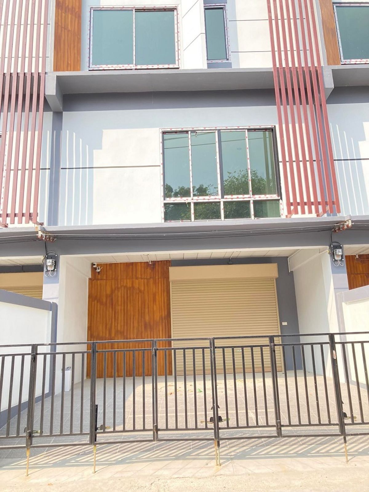 Rent a 4 -story townhome, Petchkasem 69, 2 parking spaces, convenient to travel, safe, earthquake 095 251 9094