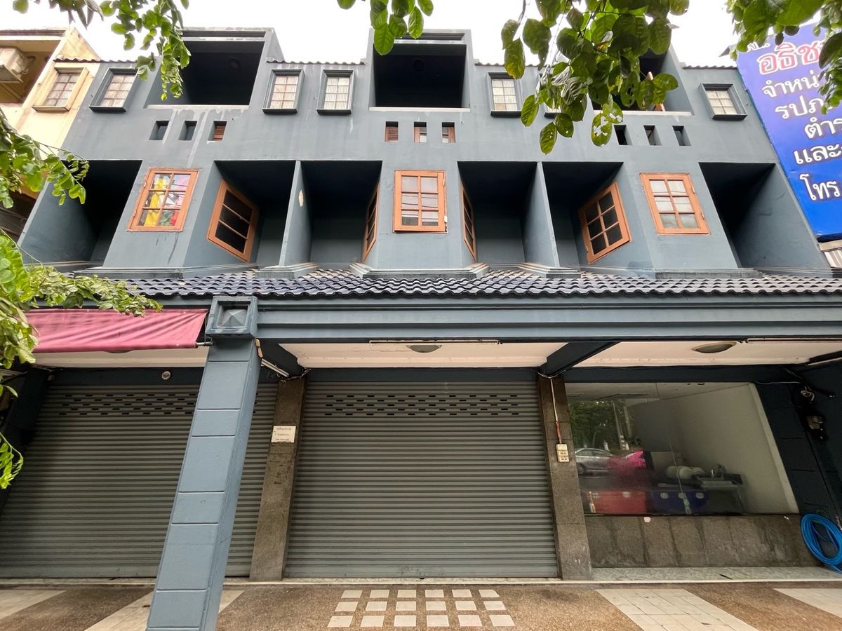 Commercial building for sale Next to Phahonyothin Road, near BTS, 11th Infantry Regiment