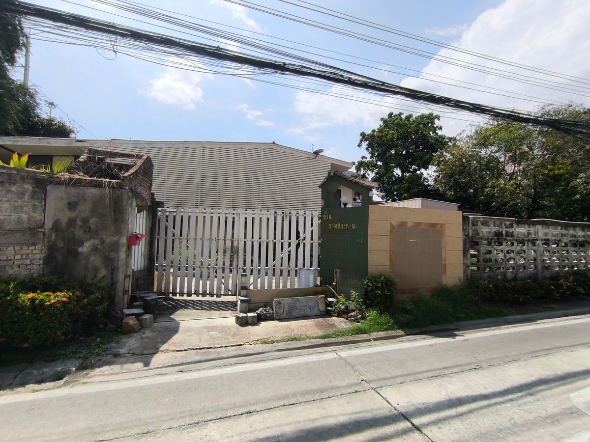 Land with buildings, corner plot on Ramkhamhaeng Road 24, for invest