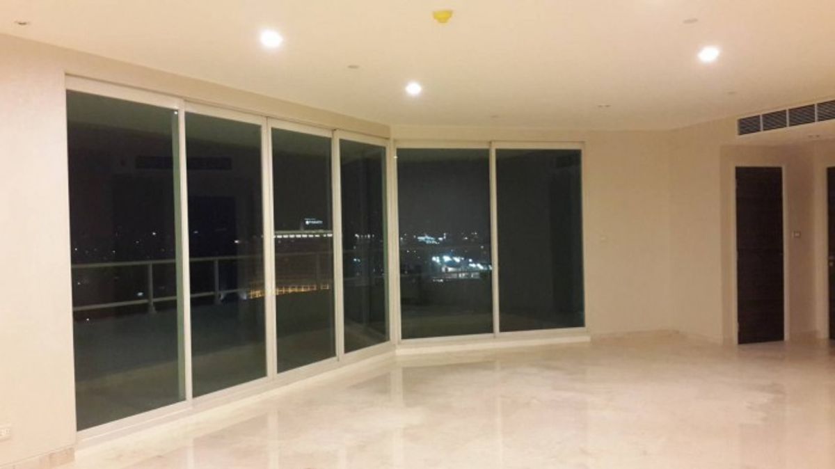 283sqm Beautiful Riverside 4 bedrooms condo for rent at Watermark
