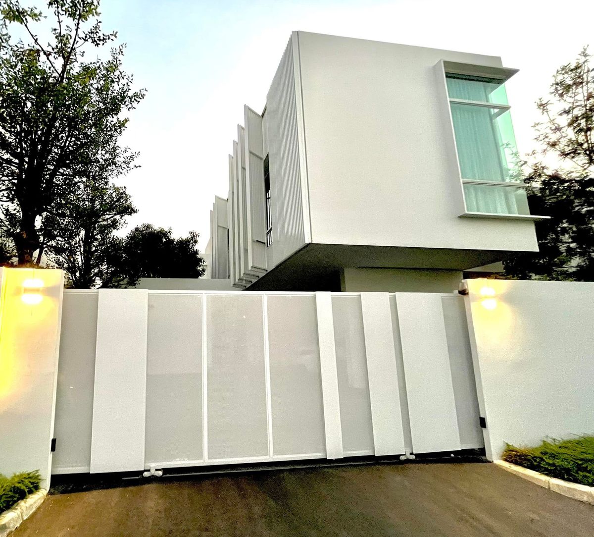 ❖ High ceiling Unit ❖ บ้านเดี่ยว 2 ชั้น ขนาด 101.90 ตร.ว. พื้นที่ใช้สอย 325.00 ตร.ม. | 4 ห้องนอน 5 ห้องน้ำ 6 ที่จอดรถ | ใกล้ MEGA บางนา 500 เมตร IKEA บางนา 500 เมตร ❖ High ceiling Unit ❖ บ้านเดี่ยว 2 ชั้น ขนาด 101.90 ตร.ว. พื้นที่ใช้สอย 325.00 ตร.ม. | 4 ห้องนอน 5 ห้องน้ำ 6 ที่จอดรถ | ใกล้ MEGA บางนา 500 เมตร IKEA บางนา 500 เมตร