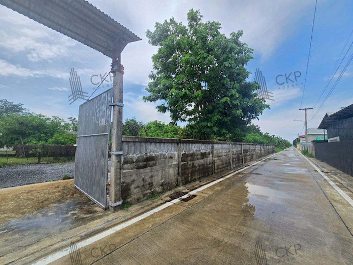 ที่ดินพร้อมสิ่งปลูกสร้าง 3 หลังและสวน พื้นที่รูปทรงสี่เหลี่ยม มีห้างสรรพสินค้าหลายแห่ง ใกล้ถนนใหญ่ – รูปที่ 2