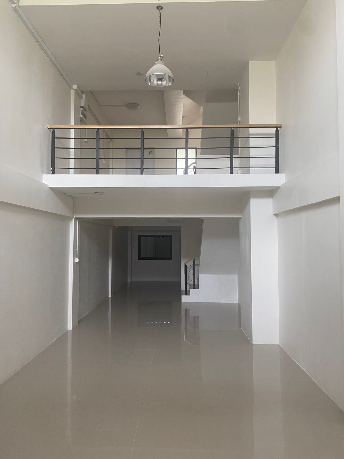 Building for rent, there is a wide parking lot attached to Kantana market. Building for rent, there is a wide parking lot attached to Kantana market.