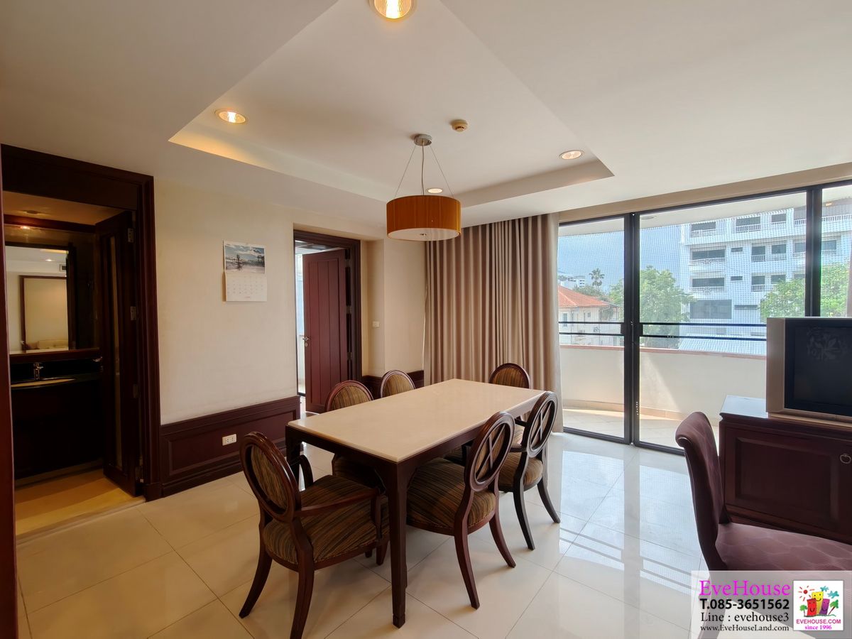 Condo for sale, Soi Thonglor 13, size 338 sq.m., is the only room, the entire floor is not high, the old building, but well maintained, divided into 4 sub-rooms, 1-2 bedrooms, a total of 6 bedrooms, 6 bathrooms.