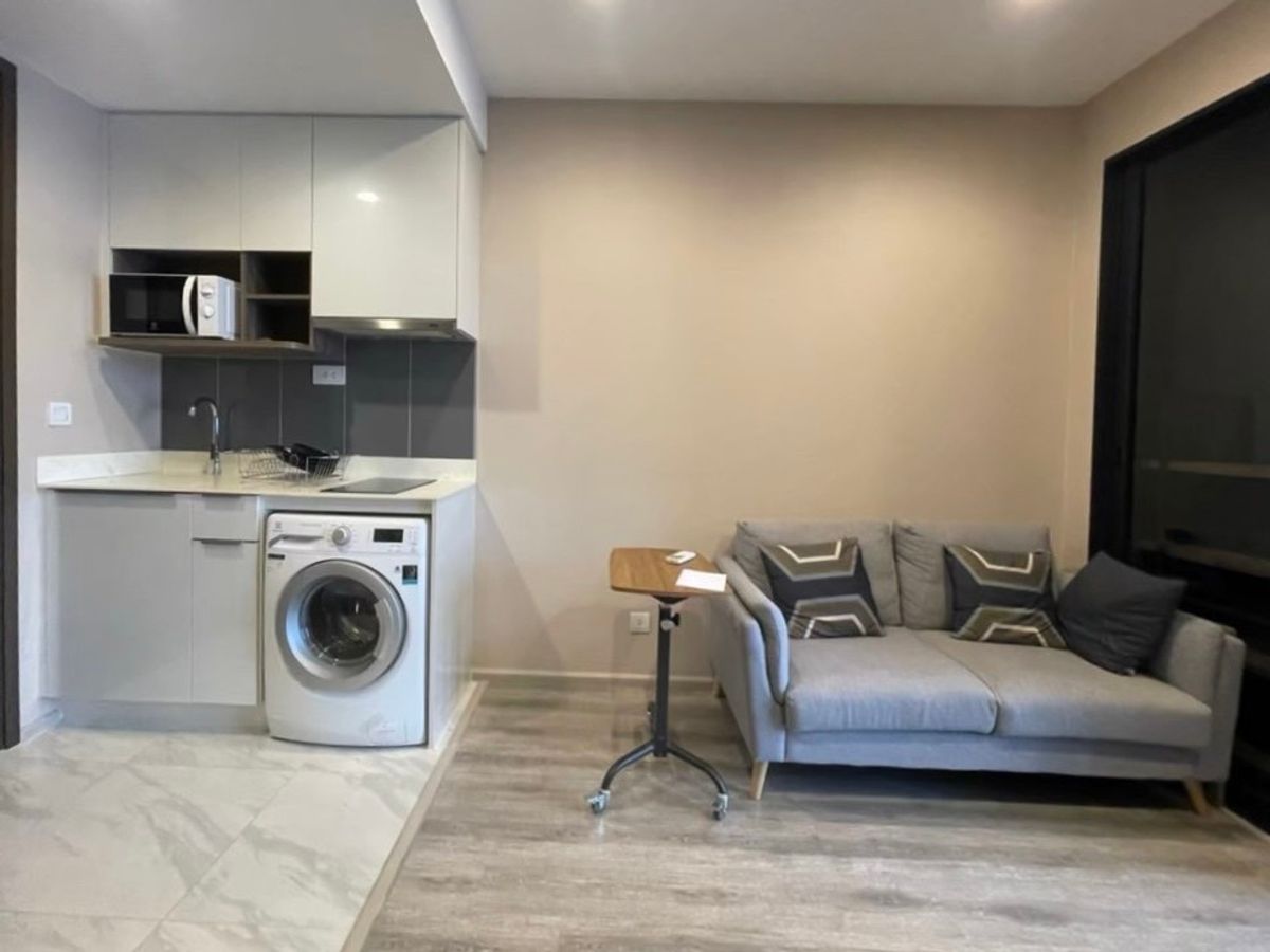 Selling the condo attached to the SWU during the walking distance. Beautiful room, high corner room, very good price 6.3 million !!! (062-4163966 Praew)