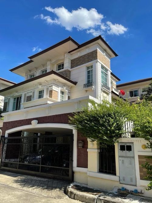 📢👇 Luxury 3-Storey Home in a Prime Location, close to the expressway, MRT, and major shopping centers — offering easy and convenient access to the city.