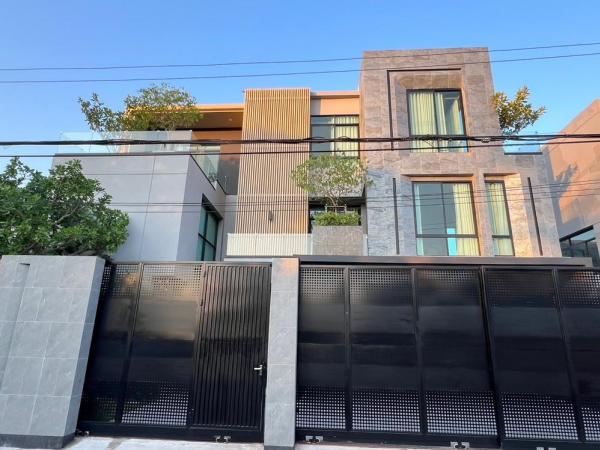 11/08/2026, 🏠 เช่า บ้าน 4 ห้องนอน ที่จอดรถ 4 คัน 3 ชั้น 200,000 บาท/เดือน 0642748883