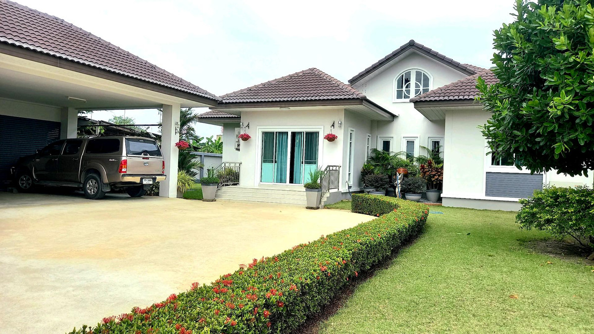 2 detached houses on 1 rai of land, decorated with 2 detached houses on 1 rai of land, decorated with