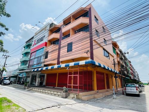 Rent a commercial building next to the main road, 4 booths, inbound, the city of Soi Petchkasem 116/5. There is a total parking lot of 1,100 square meters. There is 1 next to the alley.