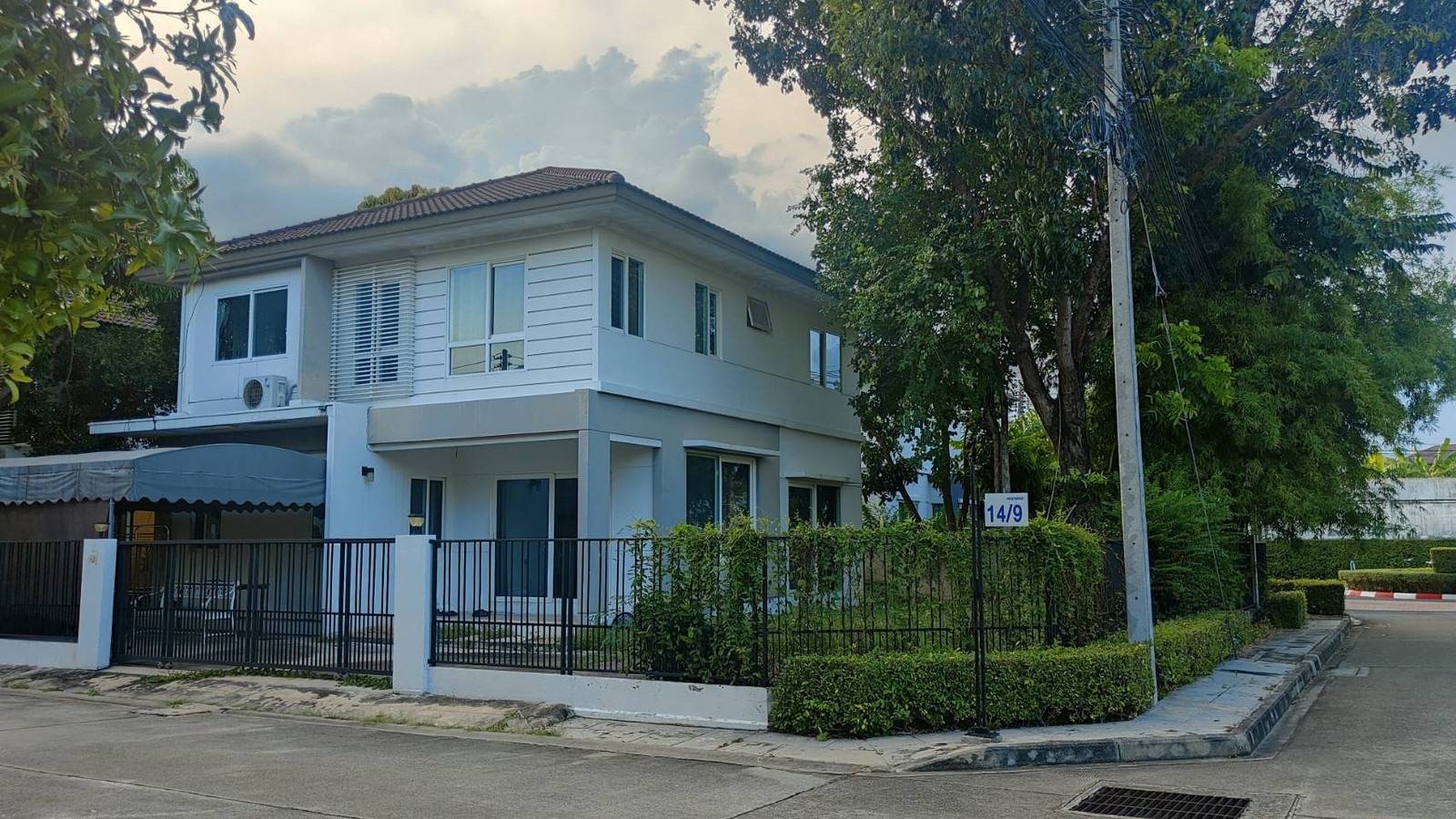 For rent a detached house 70 sq.wah, 4 bedrooms, corner, Prueklada Pinklao-Sai 5, next to Baromrajchonni, near Mahidol, Central Salaya For rent a detached house 70 sq.wah, 4 bedrooms, corner, Prueklada Pinklao-Sai 5, next to Baromrajchonni, near Mahidol, Central Salaya
