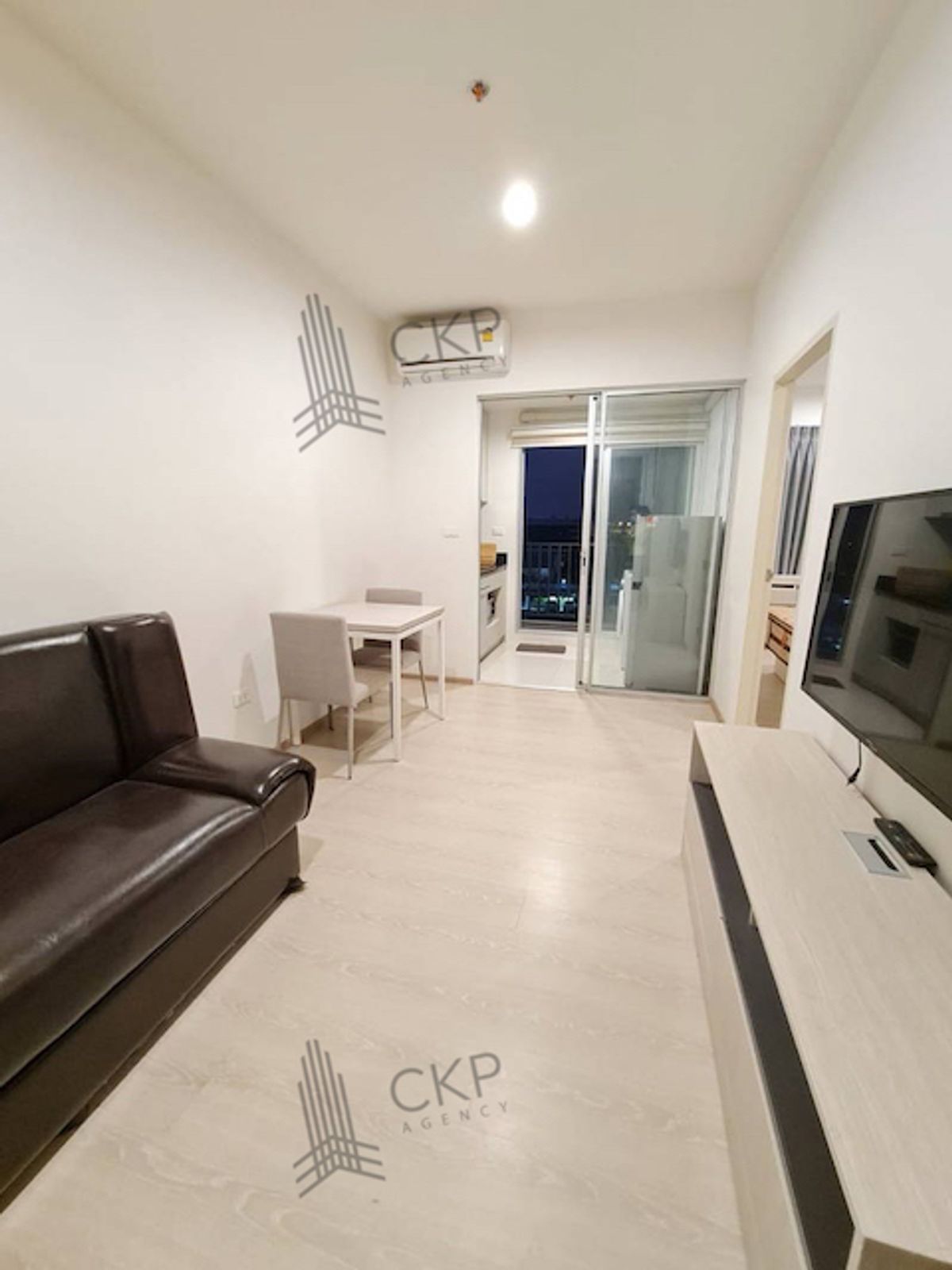 Niche Mono Sukhumvit - Pu Chao Condo has tenants, Big C Samrong 2 is opposite, close to food and shopping sources, convenient transportation, only 61 meters from BTS. Niche Mono Sukhumvit - Pu Chao Condo has tenants, Big C Samrong 2 is opposite, close to food and shopping sources, convenient transportation, only 61 meters from BTS.