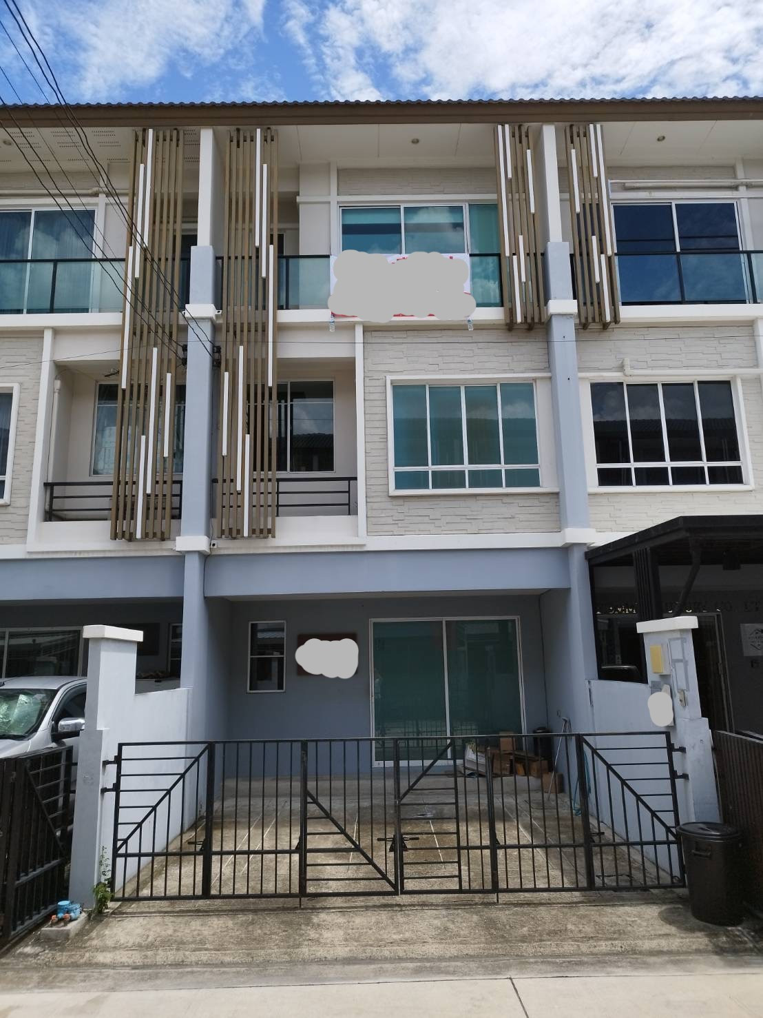 townhome with 3 bedrooms and 3 bathrooms, located by the Muang Thong lake. can make office and register a company. townhome with 3 bedrooms and 3 bathrooms, located by the Muang Thong lake. can make office and register a company.