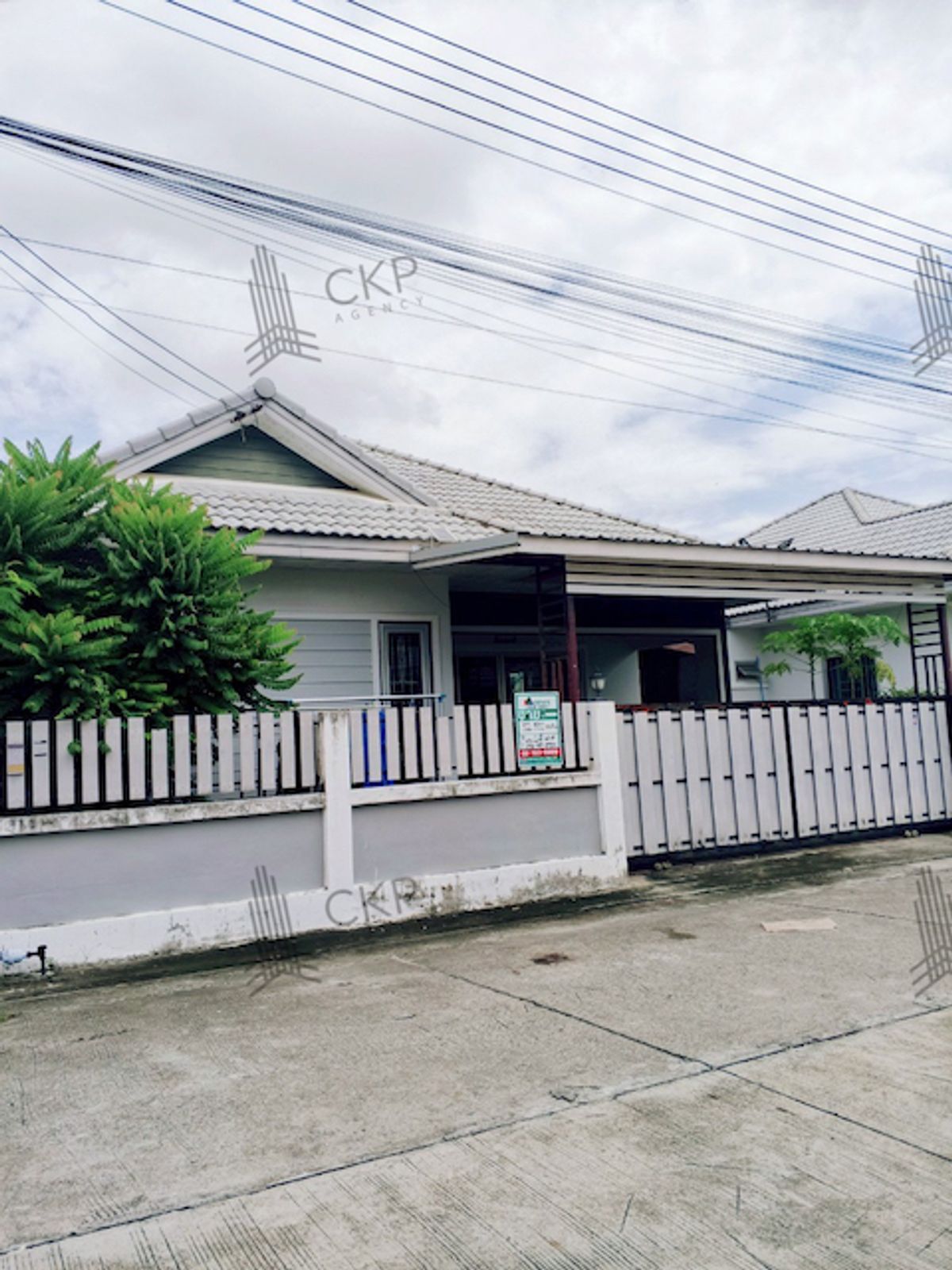 Single house, The Grand, Amata, near Amata Industrial Estate, just 10 minutes, ready to move in, wide frontage, can park up to 2 cars, near the market.