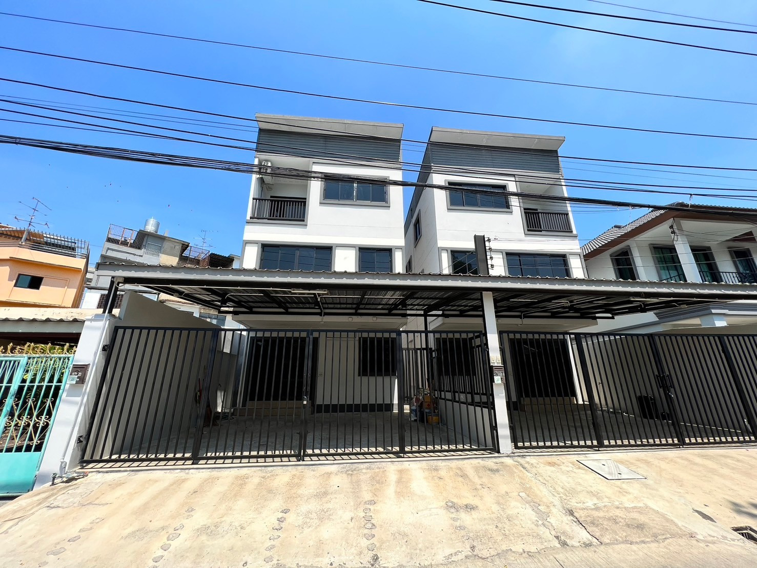 Three-story house with 3 bedrooms, have full A/C . Located on a main road with easy parking. suitable for office