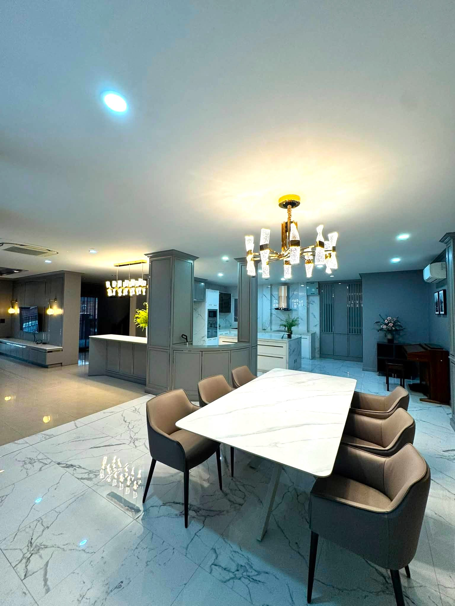 4-Bedroom Detached House with Luxury Furniture (as pictured) near SISB and DBS Schools, located on Chaiyapruek-Chaengwattana Road. 4-Bedroom Detached House with Luxury Furniture (as pictured) near SISB and DBS Schools, located on Chaiyapruek-Chaengwattana Road.