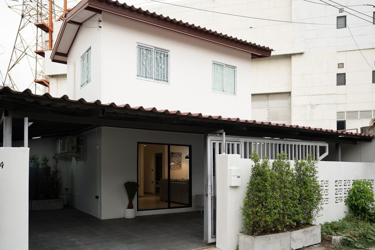  ♦ Prime Location ♦ บ้านเดี่ยว 2 ชั้น | ขนาดที่ดิน 35.00 ตร.ว. พื้นที่ใช้สอย 150.00 ตร.ม. | 3 ห้องนอน 2 ห้องน้ำ ที่จอดรถ | ใกล้ MRT ห้วยขวาง