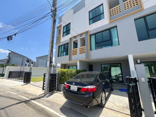 Brand new Townhome in Pakkret-Chaiyaphruek, fully furnished, brand new, near SISB and DBS.