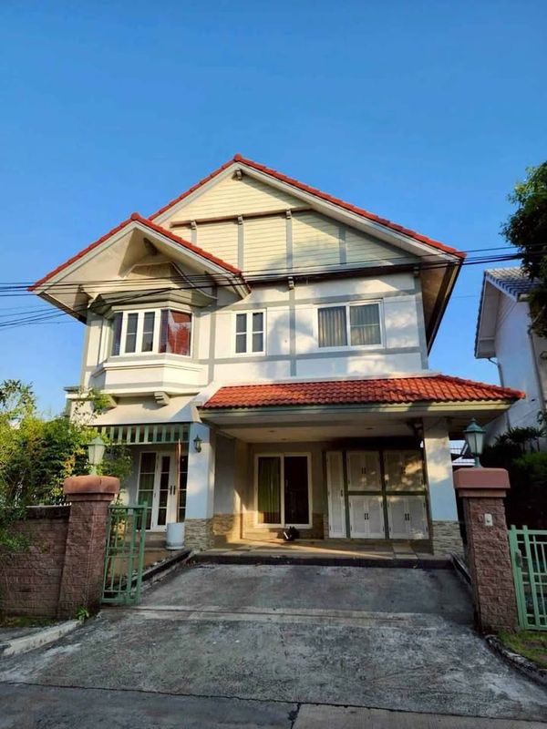 4-Bedroom, 3-Bathroom Detached House on Chaiyapruek Road, near SISB and DBS 