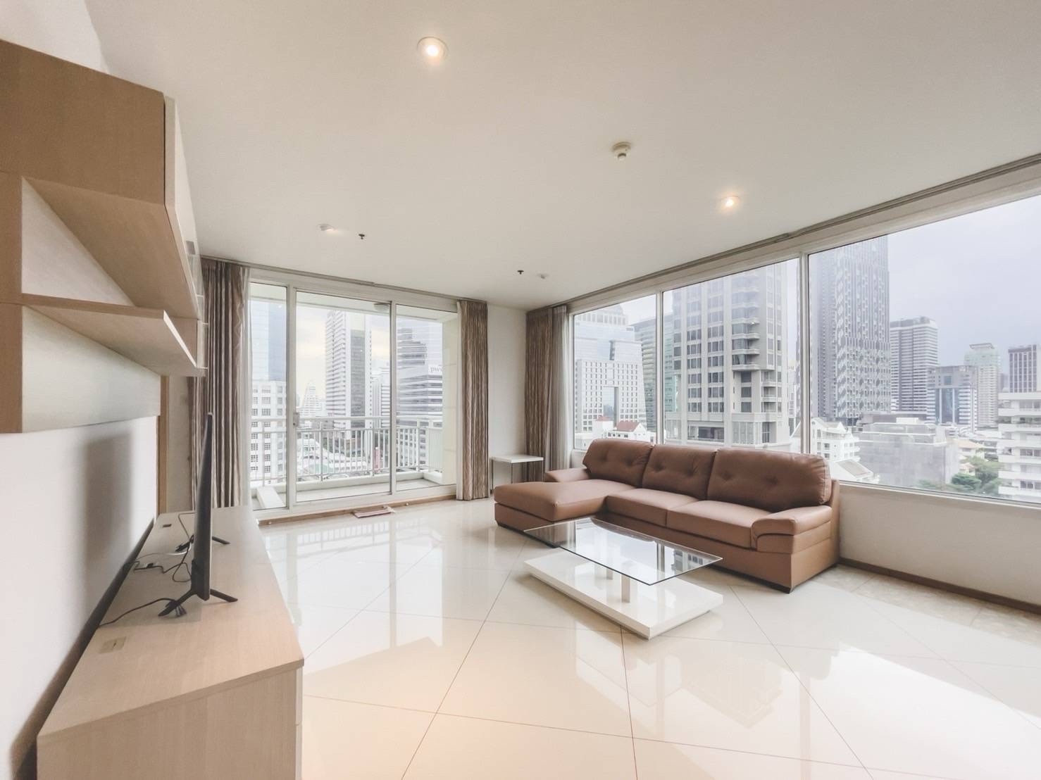 Empire Place 2 bedroom 106sqm conner unit for rent only 60,000 please contact 0816878954