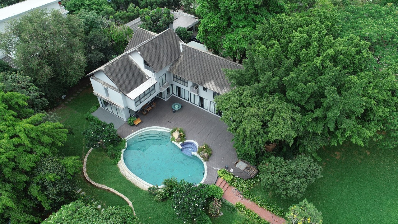 house on 4 rai of land, Soi Phra Mae Karun, near Muang Thong Thani and the airport. suitable for e-sport camp.