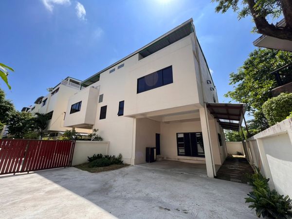 Detached house with 3 bedrooms (every room has its own bathroom), wide land, convenient parking, can register a company. 