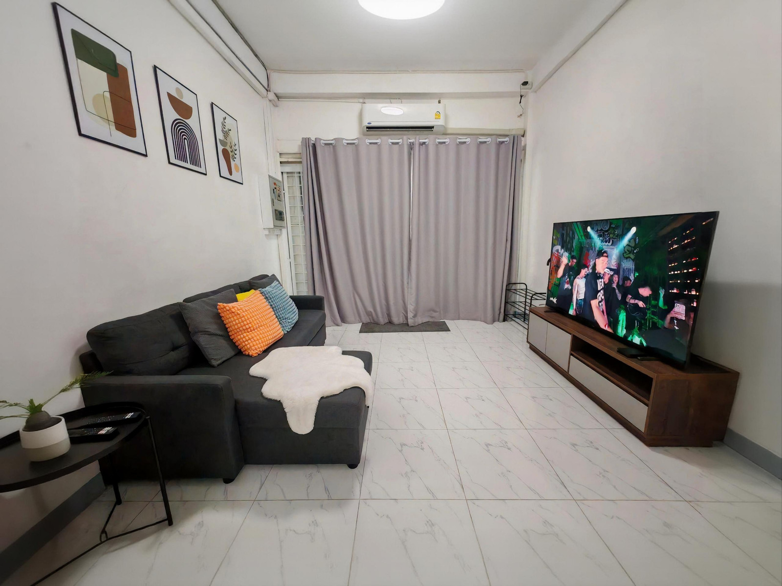 Big balcony, fully furnished, ready to move in, Soi Charoen Nakhon 48, air conditioning, internet, digital box, HBO TV, 200 meters from the entrance of the alley.