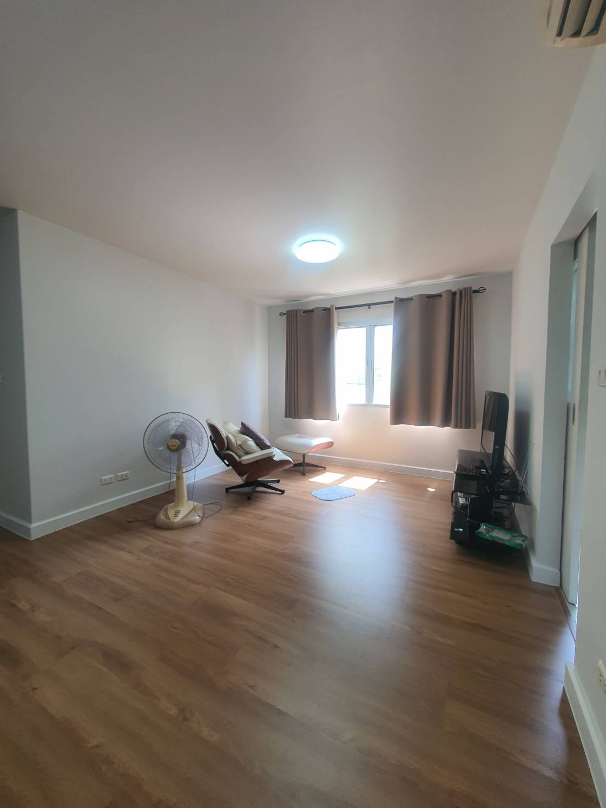 Urgent sale !! Condo Onex Soi Sathu Pradit 24 rooms, 1 bed, 1 water, size 52 sqm. Furniture, complete price 2,800,000 Urgent sale !! Condo Onex Soi Sathu Pradit 24 rooms, 1 bed, 1 water, size 52 sqm. Furniture, complete price 2,800,000