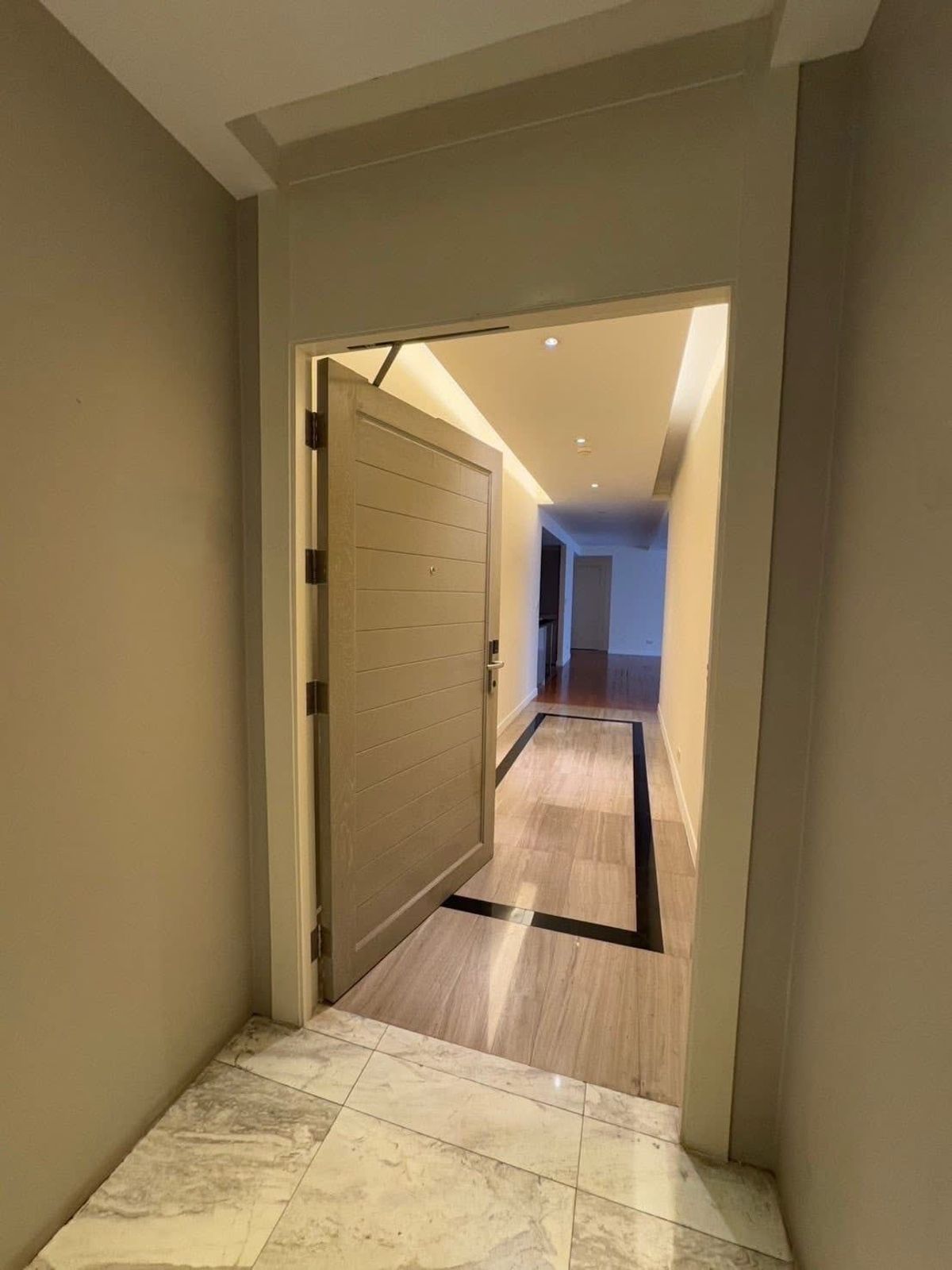 ♠ Penthouse Prime Location ♠ Floor ♠ Floor 00 ++ Size 165.00 sq.m. | 3 bedrooms, 3 bathrooms | Mueang view | Near BTS Thonglor