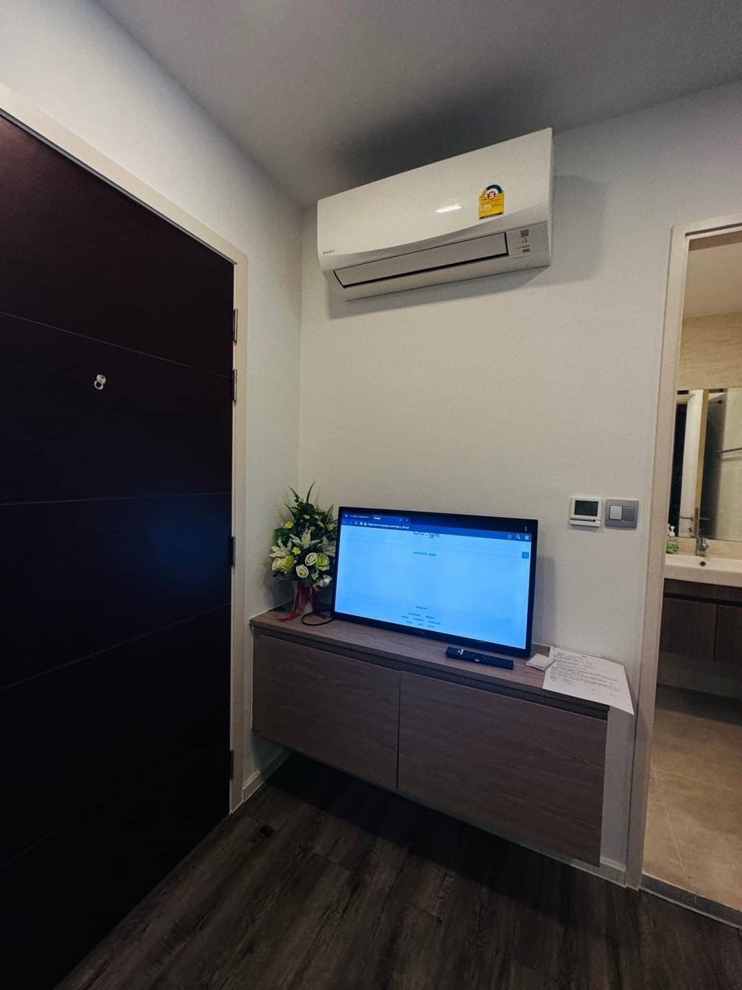 Brown condo Huaikhuang for rent near MRT huaikhwang 1 bedroom 
