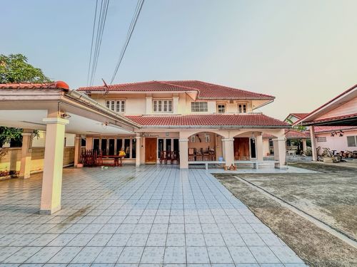 📢👇 For Sale / Rent: 2-Storey Detached House with WarehouseConvenient location near local communities