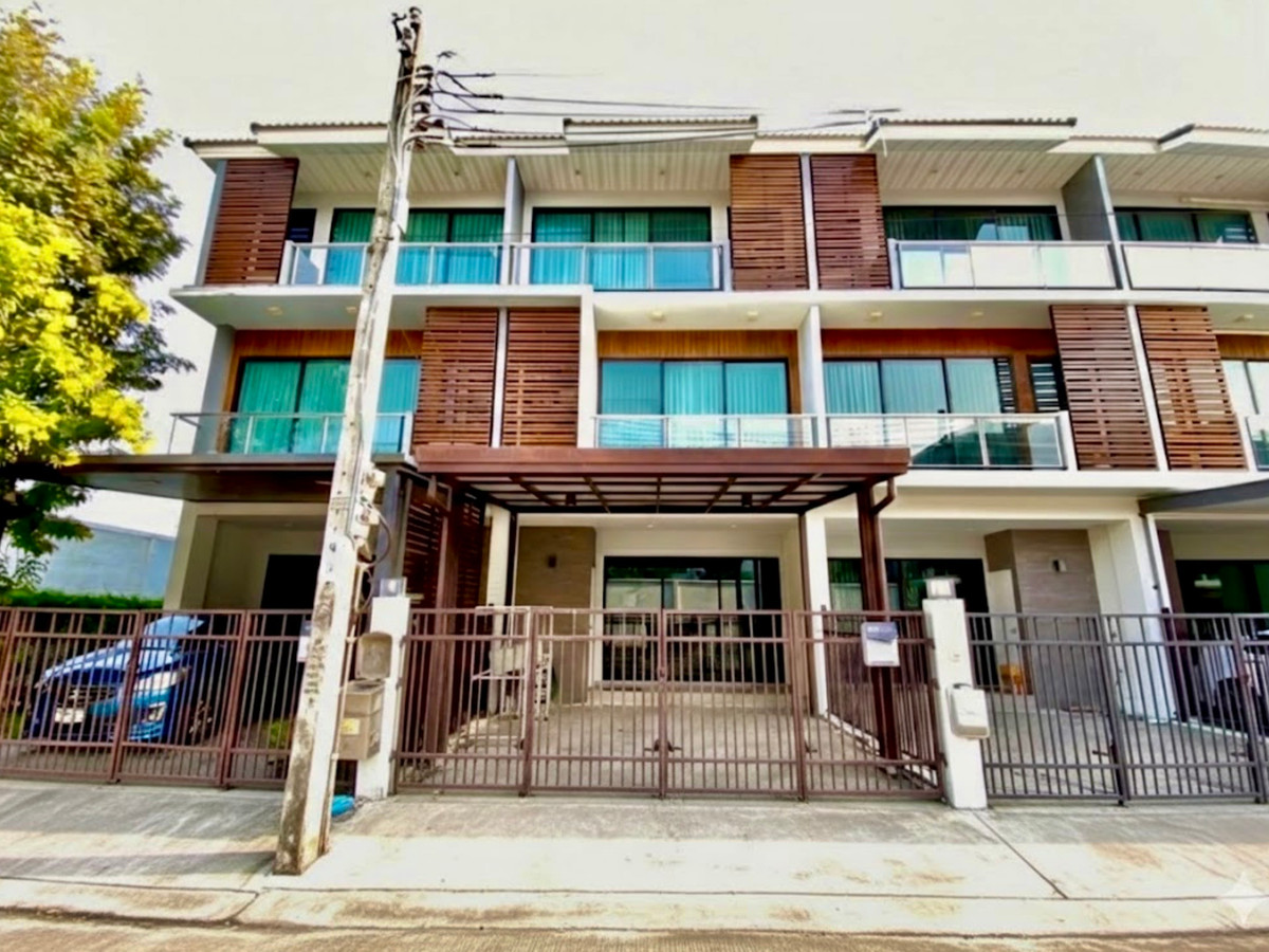Urgent Sale! Special Price – 3-Storey Townhome at Supalai Essence Ladprao | Prime Location Near MRT Ladprao 101, Modern Design, Functional Layout, Ideal for Living or Home Office Use
