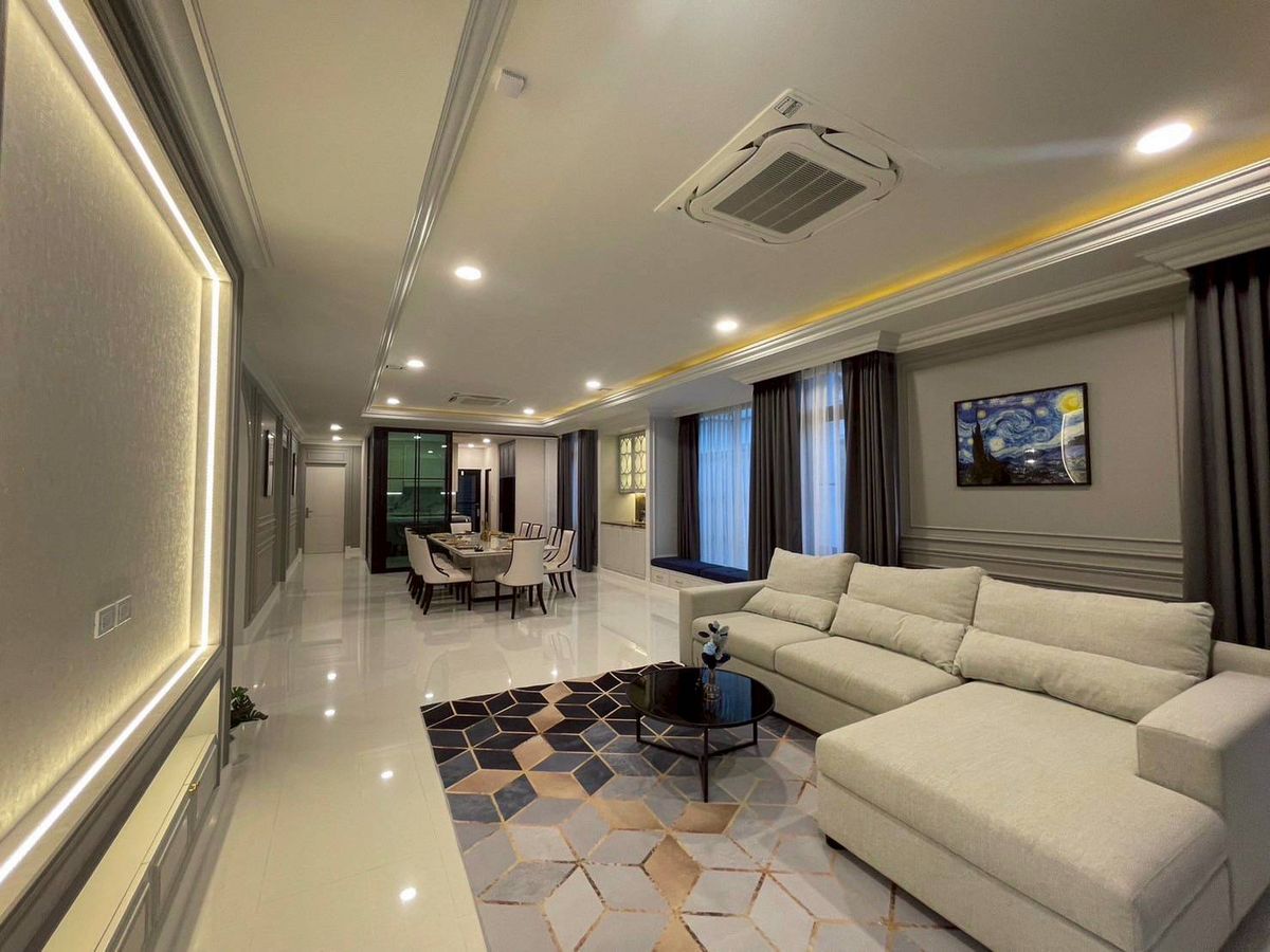  ❖ The largest plot in the project ❖ 2 ชั้น ขนาดที่ดิน 203.00 ตร.ว. พื้นที่ใช้สอย 608.00 ตร.ม. | 5 ห้องนอน 7 ห้องน้ำ 4 ที่จอดรถ | วิวสวน | ใกล้ Little Walk กรุงเทพกรีฑา 8 นาที, มาร์เก็ตเพลส กรุงเทพกรีฑา 10 นาที, รร.นานาชาติ Brighton 13 นาที