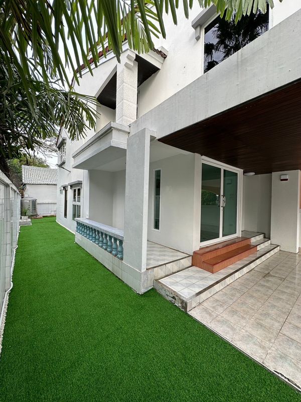 Corner house with garden area in Mueang Nonthaburi district, near the BTS Skytrain station. 3 bedrooms.
