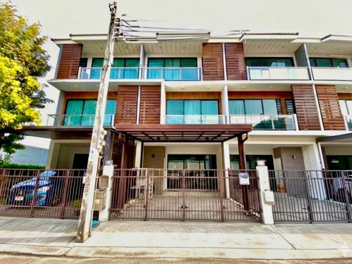 Urgent Sale! Special Price – 3-Storey Townhome at Supalai Essence Ladprao | Prime Location Near MRT Ladprao 101, Modern Design, Functional Layout, Ideal for Living or Home Office Use
