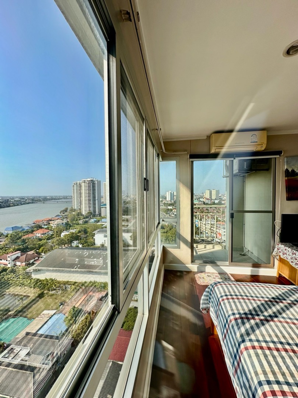 2 bedrooms, 180 degree river view, cool wind damaged from the earthquake, 54,000 per sqm. 2 bedrooms, 180 degree river view, cool wind damaged from the earthquake, 54,000 per sqm.