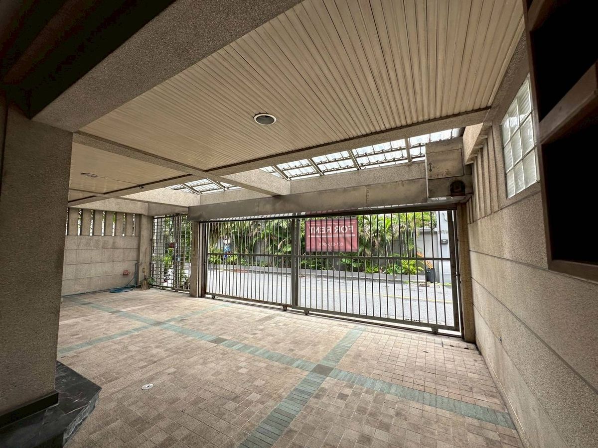 ♦ Rare Unit Townhome ♦ 3 layers of land 42.00 sq.w. Usable area 500.00 sq.m. | 5 bedrooms 5 bathrooms | Near BTS Thonglor ♦ Rare Unit Townhome ♦ 3 layers of land 42.00 sq.w. Usable area 500.00 sq.m. | 5 bedrooms 5 bathrooms | Near BTS Thonglor