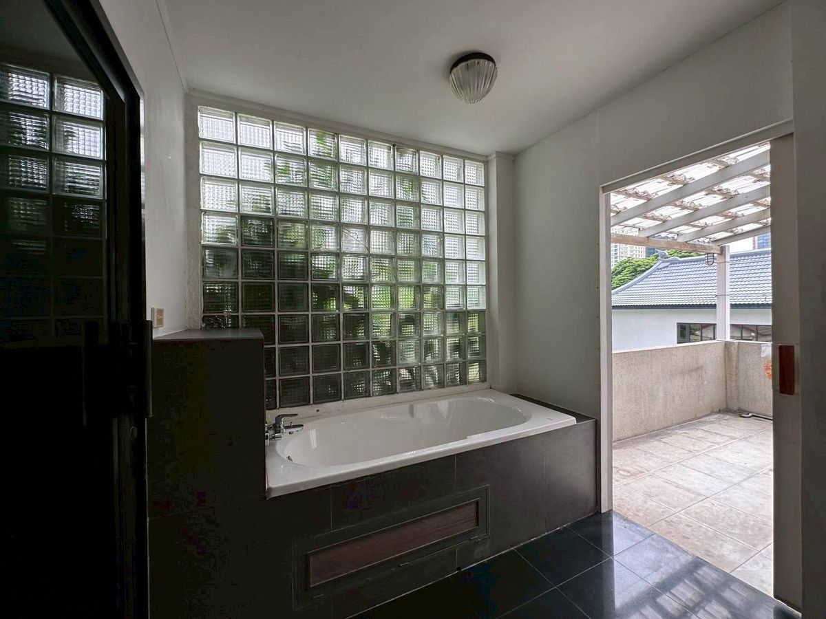  ♦ Rare Unit Townhome ♦ 3 ชั้น ขนาดที่ดิน 42.00 ตร.ว. พื้นที่ใช้สอย 500.00 ตร.ม. | 5 ห้องนอน 5 ห้องน้ำ | ใกล้ BTS ทองหล่อ – รูปที่ 2