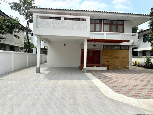  ♦ Nice House on Sukhumvit ♦ 2 ชั้น ขนาดที่ดิน 80.00 ตร.ว. พื้นที่ใช้สอย 240.00 ตร.ม. | 4 ห้องนอน 2 ห้องน้ำ | ใกล้ รถไฟฟ้าสุขุมวิท และ ศรีนครินทร์