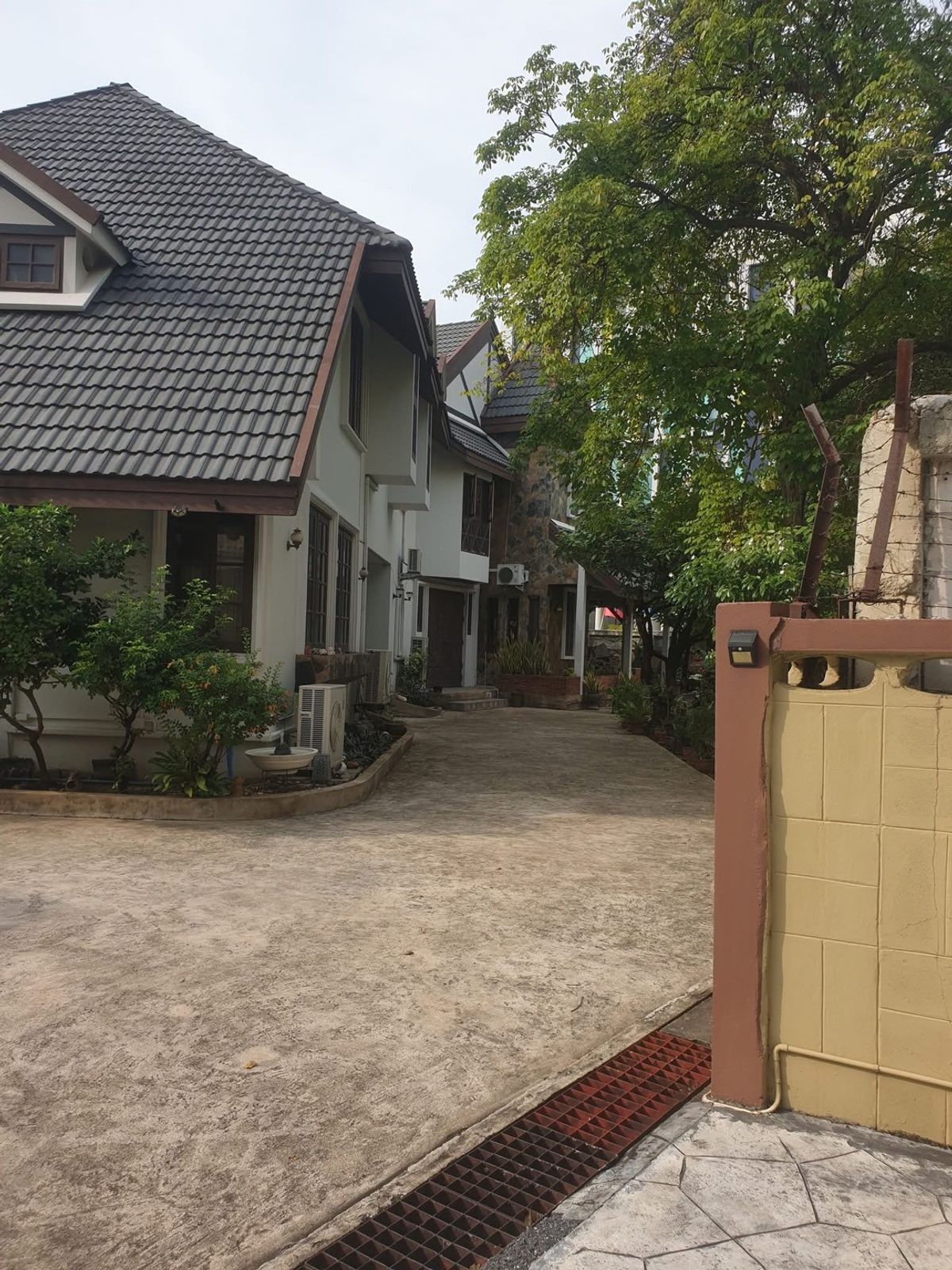 ♦ Spacious Land and House ♦ 2 ชั้น ขนาดที่ดิน 378.00 ตร.ว. พื้นที่ใช้สอย 800.00 ตร.ม. | 5 ห้องนอน 5 ห้องน้ำ 3 ที่จอดรถ | ใกล้ BTS พร้อมพงษ์ – รูปที่ 2