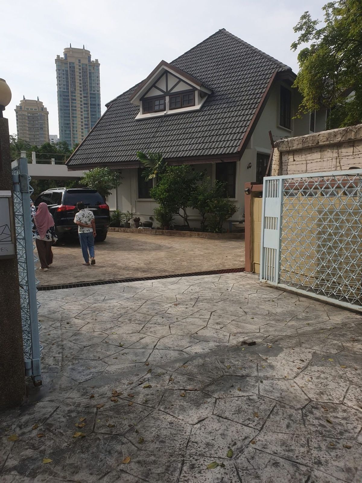 ♦ Spacious Land and House ♦ 2 ชั้น ขนาดที่ดิน 378.00 ตร.ว. พื้นที่ใช้สอย 800.00 ตร.ม. | 5 ห้องนอน 5 ห้องน้ำ 3 ที่จอดรถ | ใกล้ BTS พร้อมพงษ์ – รูปที่ 3