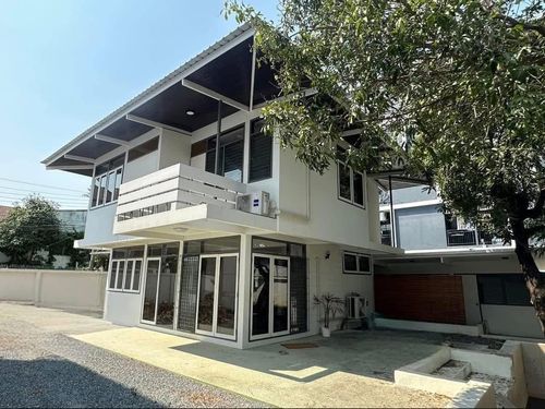  ♢ Prime Location Detached house with Pool ♢ บ้านเดี่ยว 2 ชั้น | ขนาดที่ดิน 156.00 ตร.ว. พื้นที่ใช้สอย 624.00 ตร.ม. | 4 ห้องนอน 3 ห้องน้ำ 8 ที่จอดรถ | ใกล้ BTS บางจาก 280 เมตร