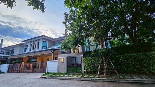  ♦ City Lux Lodge Type ♦ 2 ชั้น | ขนาดที่ดิน 127.60 ตร.ว. พื้นที่ใช้สอย 700.00 ตร.ม. | 5 ห้องนอน 6 ห้องน้ำ 4 ที่จอดรถ | ใกล้ รพ.ธนบุรี 2 13 นาที, The Crystal ราชพฤกษ์ 13 นาที, เมเจอร์ปิ่นเกล้า 13 นาที