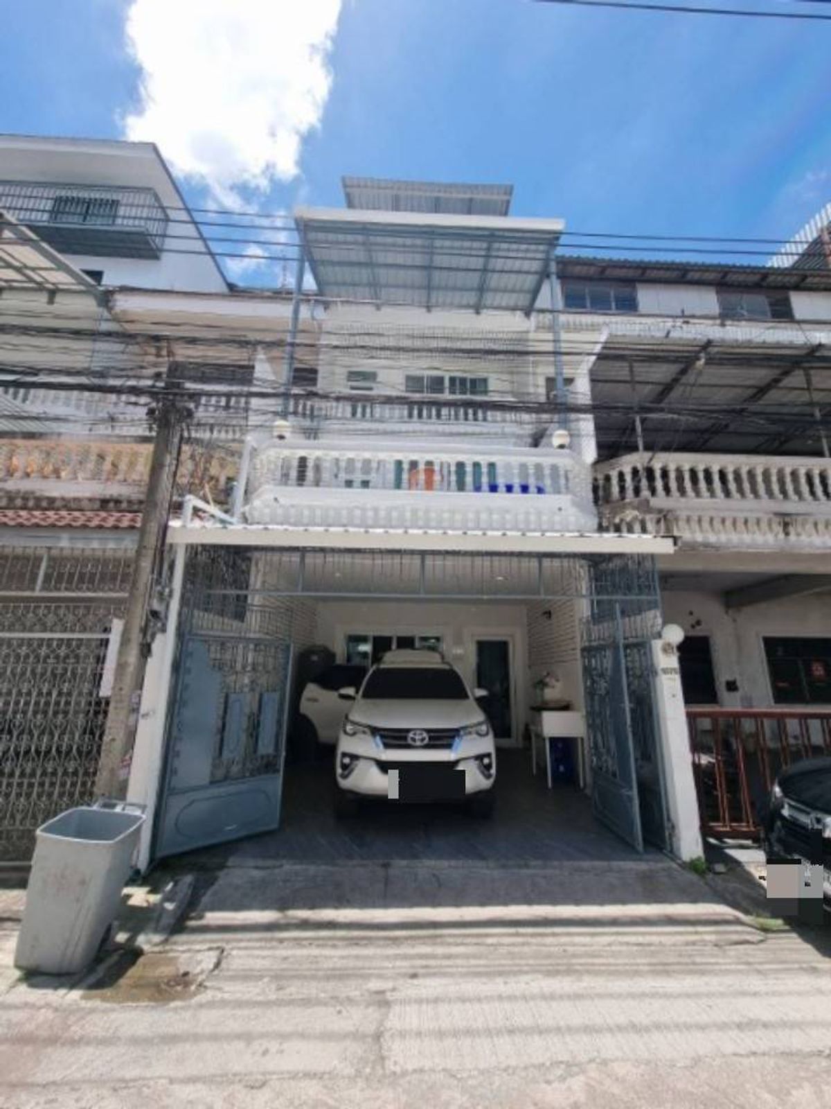 3 -story townhome for rent, Suthasara Air Road, fully furnished There are 4 bedrooms, 3 bathrooms. Rental price 55,000 baht per month