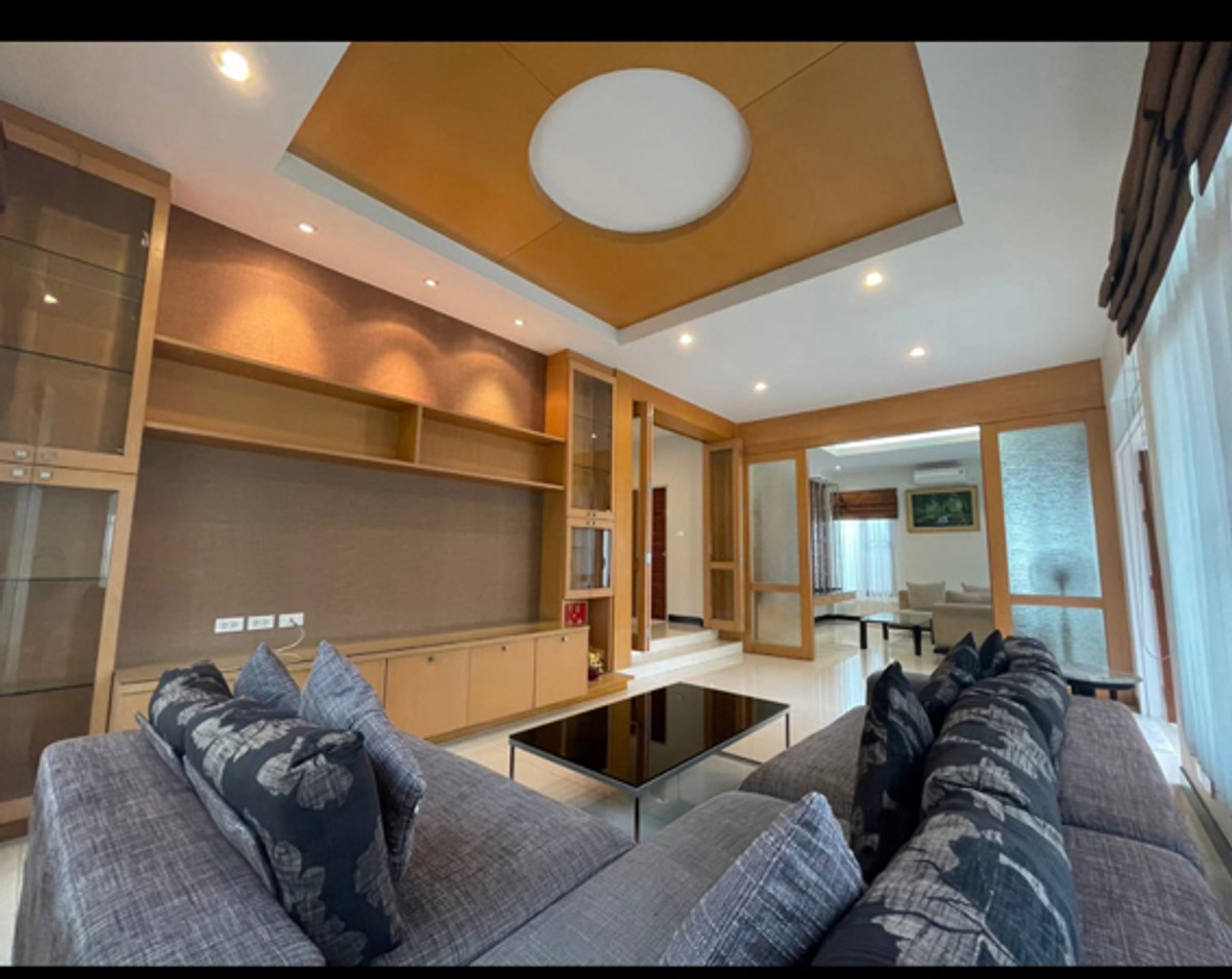 ให้เช่าบ้านเดี่ยวหรู 3ชั้นเนื้อที่ 210 ตร.ว พื้นที่ใช้สอย 450ตร.ม 6ห้องนอน 4ห้องน้ำ เฟอร์ครบ ถนนรัชดา จตุจักร ลูกคต่างชาติ ราคาเช่า 130,000 บ/ด ลูกค้าไทย 110,000 บ/ด  ( 泰国房地产公司可以说中文请打电话。081-732-9189  Line : fs258  微信密码 F0817329189 ) – รูปที่ 3