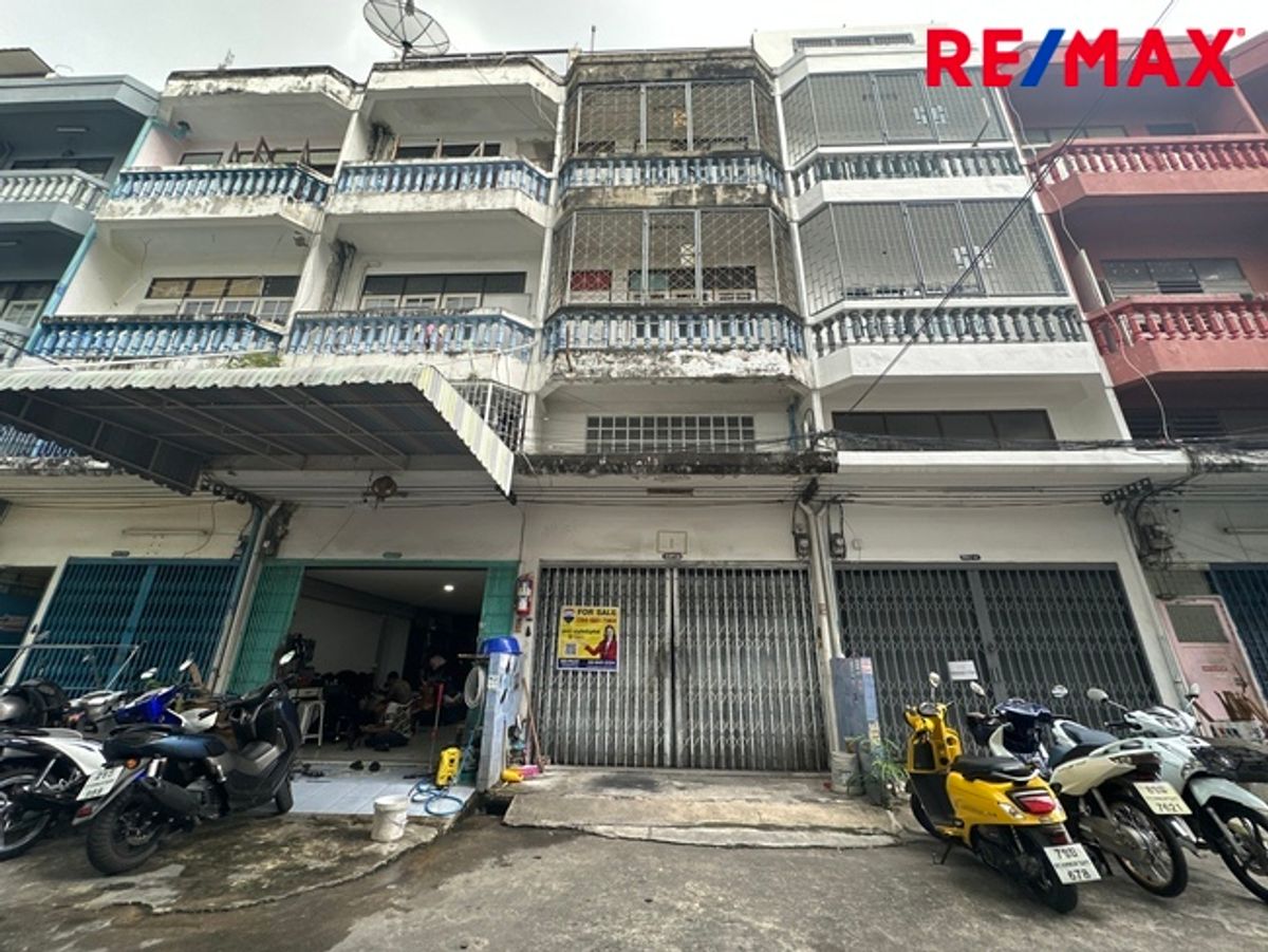 Selling a commercial building, Charan Sanitwong 12, near MRT Charan 13, only 1 km. Light price 2.55 million