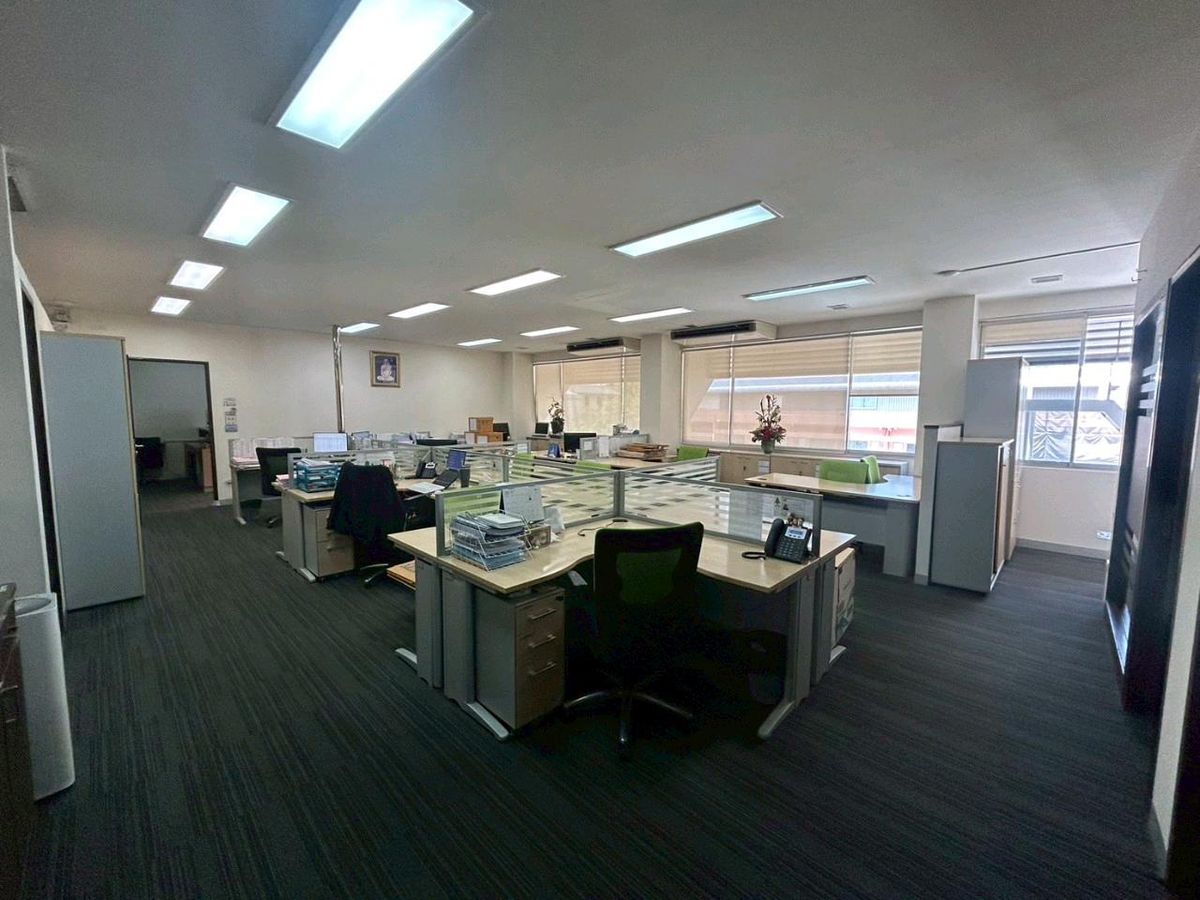 🏢 Rental office space With furniture, 5th floor, Sub Sathaporn Building and 5 parking spaces 😁