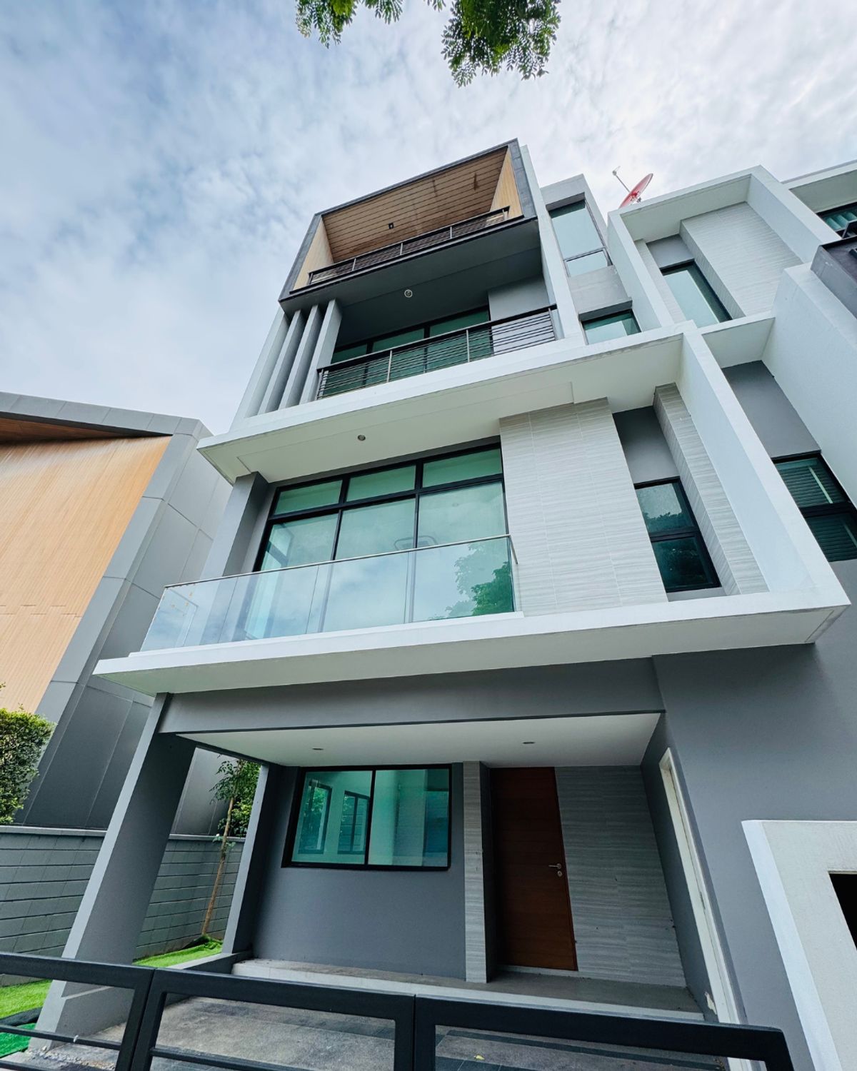🔥 For Urgent Sale! 3.5-Storey Corner Townhome at Nirvana Define Srinagarindra–Rama 9 🔥 For Urgent Sale! 3.5-Storey Corner Townhome at Nirvana Define Srinagarindra–Rama 9