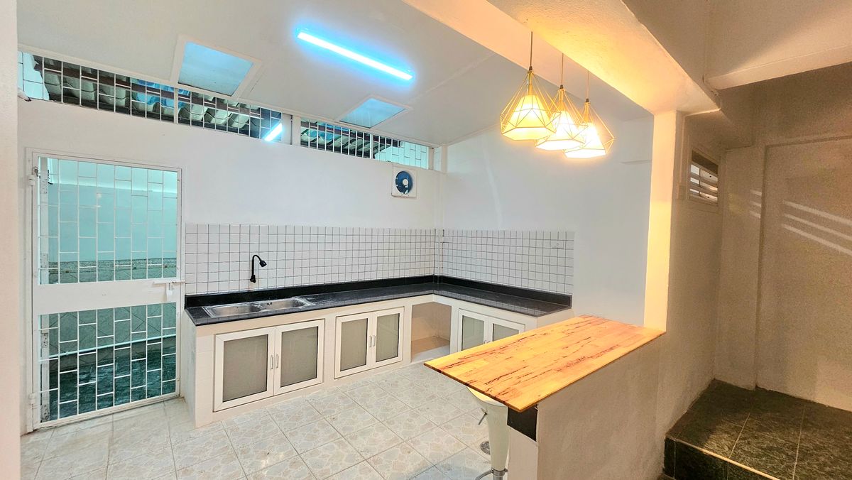 Sell ​​Ngamwongwan 43 commercial building (Soi Chin Khet 1)