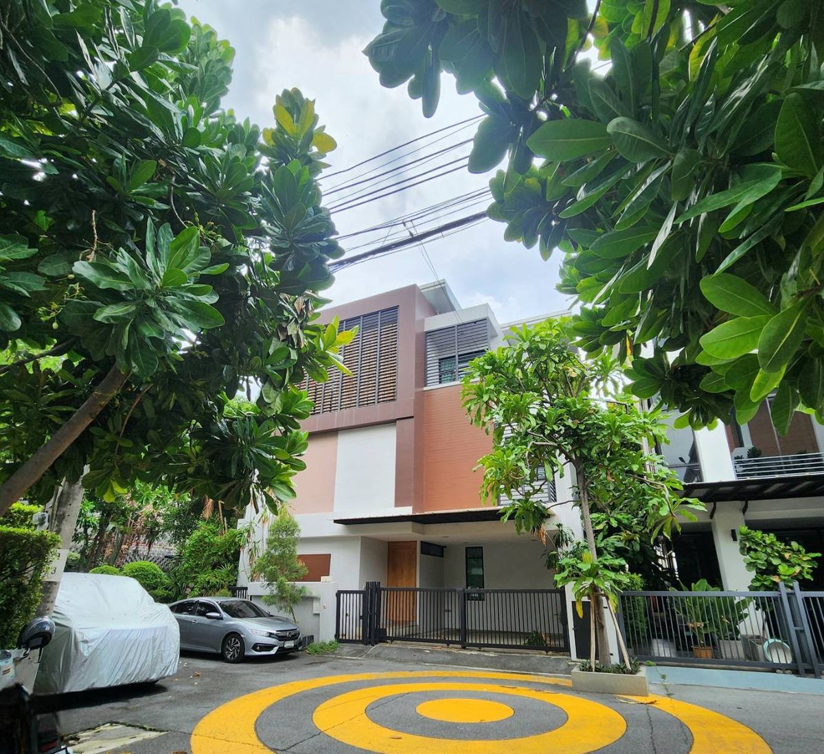 Sell w/t tenant! Spacious 4+1 Bedroom Corner Home for Sale/Rent walkable to SISB and Lycée Français International de Bangkok– Huai Khwang