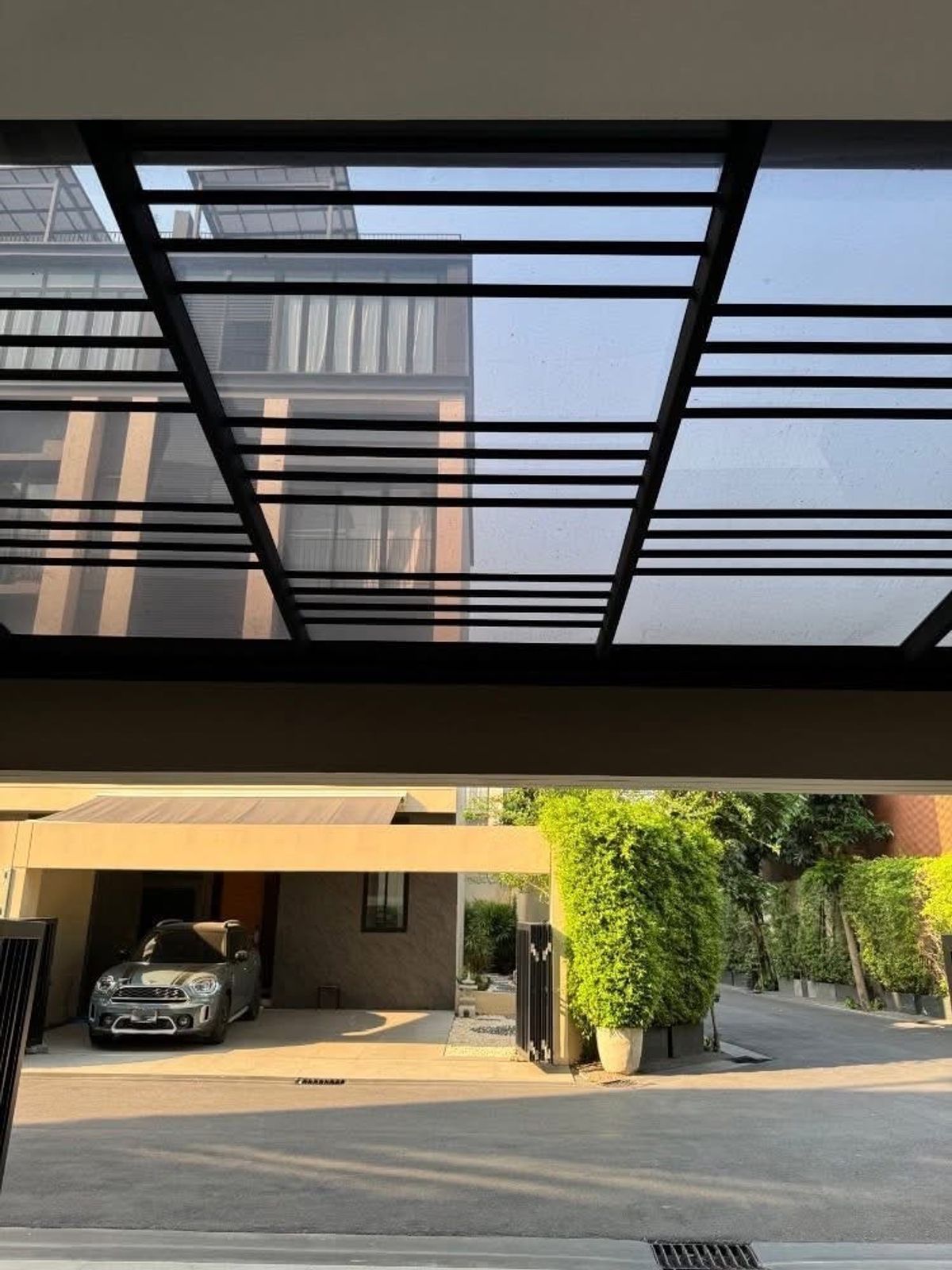  ♦ Pet Friendly Townhome ♦ 3.5 ชั้น ขนาดที่ดิน 31.00 ตร.ว. พื้นที่ใช้สอย 250.00 ตร.ม. | 3 ห้องนอน 3 ห้องน้ำ | ใกล้ ศูนย์การค้า (The Nine, เดอะมอลล์ บางกะปิ, Market Place)
